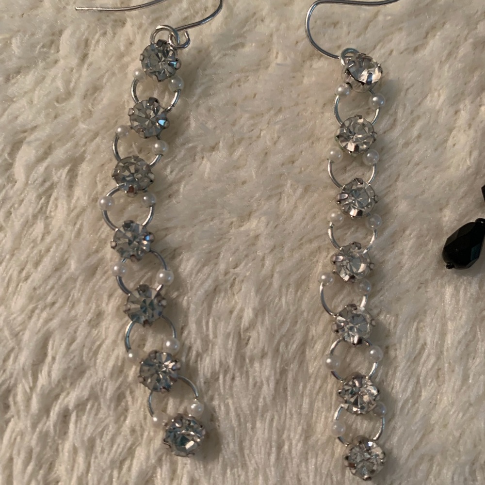 Four sets of earrings - Picture 3 of 12